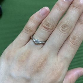 【アイプリモ(I-PRIMO)の口コミ】 ２つのメレダイヤがセンターダイヤモンドを挟んでいてとても可愛い。ゆる…