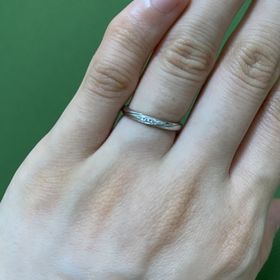 【アイプリモ(I-PRIMO)の口コミ】 婚約指輪と重ねづけしやすいようなデザインを探してました。かつ、定番の…