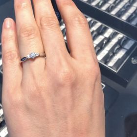 【エクセルコダイヤモンド(EXELCO DIAMOND)の口コミ】 ダイヤモンドがより引き立つデザインであり、太さが私の指に合っていると…