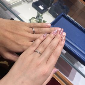 【銀座ダイヤモンドシライシの口コミ】 どこから見てもダイヤが見えるデザイン、そして婚約指輪と重ね付けしても…