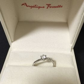 【アンジェリックフォセッテ(Angelique Fossette)の口コミ】 一粒ダイヤの横に2粒のメレが並んでいるという派手すぎず、シンプルすぎな…