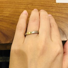 【ichi(イチ)の口コミ】 プラチナとゴールドを繋いでいるデザインで、少しごつごつとしていますが…