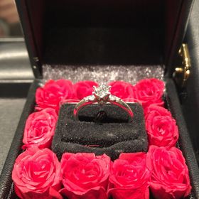 【エクセルコダイヤモンド(EXELCO DIAMOND)の口コミ】 色々なデザインがあり迷いましたが、王道の婚約指輪らしさもありながら、…