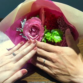 【LEGAN(レガン)の口コミ】 婚約指輪に緩いウェーブがかかっていたので、それに合うものを選びました…