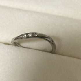 【アンジェリックフォセッテ(Angelique Fossette)の口コミ】 ダイヤ入りで、緩やかなウェーブを描く流線型のデザインの結婚指輪を探し…