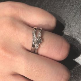 【CHARMY(チャーミー)の口コミ】 婚約指輪は花をモチーフにした可憐なイメージで存在感がありますし、何よ…