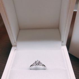 【ギンザタナカブライダル(GINZA TANAKA BRIDAL)の口コミ】 着けた時の感じが居心地が良かった。
メレダイヤが3個ずつ両サイドについ…