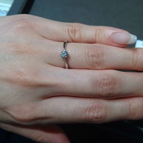 【アイプリモ(I-PRIMO)の口コミ】 緩やかなウェーブラインでダイヤモンドの輝きがより繊細に見えるデザイン…