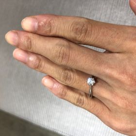 【アイプリモ(I-PRIMO)の口コミ】 たて爪のシンプルなデザインにしました。周りに石がついていたり、ごてご…