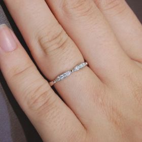 【LUCIE(ルシエ)の口コミ】 華奢で可愛らしいストレートタイプのリングであり、キラキラと光るダイヤ…