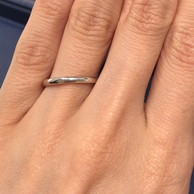 【銀座ダイヤモンドシライシの口コミ】 プラチナでデザインがシンプルで飽きのこない作りです。結婚指輪らしいデ…
