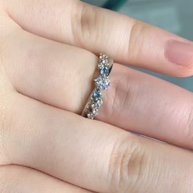 【A・D・A(エー・ディー・エー)の口コミ】 個性的で凝った装飾が可愛らしいリングデザインだと思います。ダイヤモン…