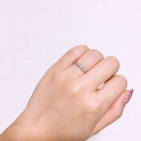 【ラザール ダイヤモンド(LAZARE DIAMOND)の口コミ】 つけ心地がいいものを探していて太めのリングや飾りが1周ついたものもつけ…