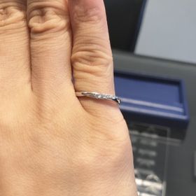 【銀座ダイヤモンドシライシの口コミ】 デザインとダイヤの輝きが気に入りました。また、メンズのデザインもシン…