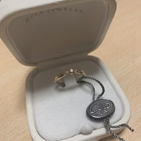 【STAR JEWELRY(スタージュエリー)の口コミ】 結婚指輪はシンプルにシルバーが良いと思っていたので、婚約指輪は私の好…