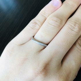 【4℃ BRIDAL(ヨンドシーブライダル)の口コミ】 デザイン重視で選びました。Sラインの曲線が指をきれいに見せてくれるよう…