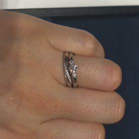 【4℃ BRIDAL(ヨンドシーブライダル)の口コミ】 単体でもシンプルなデザインで綺麗ですが、結婚指輪、婚約指輪をセットで…