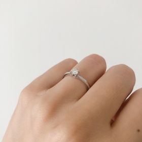 【銀座ダイヤモンドシライシの口コミ】 持ち込みのダイヤモンドに合わせて枠を選びました。横から見ると立体的な…