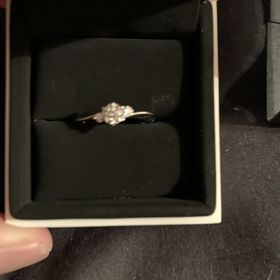 【FOREVERMARK(フォーエバーマーク)の口コミ】 ダイヤのカットが綺麗で指輪のデザインも好みでした。
お店の人もとても親…