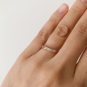 【銀座ダイヤモンドシライシの口コミ】 二人の希望でV字形のデザインを探しました。ゴールドの部分はイエローゴー…