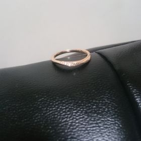 【THE KISS(ザ・キッス)の口コミ】 とてもシンプルな作りで指輪自体も華奢ですが、それが私にピッタリで購入…