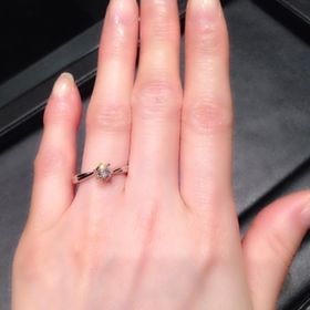 【ラザール ダイヤモンド【取扱店販売】の口コミ】 シンプルで曲線のあるデザインが気に入ったのでこちらにしました。
曲線タ…