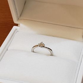 【ジュエリー東京の口コミ】 指が華奢に見えるSラインに大変興味が湧き、店員さんにいろいろなタイプの…