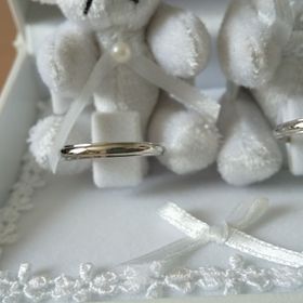 【EVANS BRIDAL(エヴァンスブライダル)の口コミ】 シンプルなデザインを探していたのですが、シンプルだけではなく、上下の…