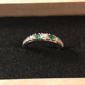 【Lovignette(ラヴィネット)】の口コミ 古いダイヤの指輪のダイヤモンドも使い、誕生石のエメラルドをアクセントに...