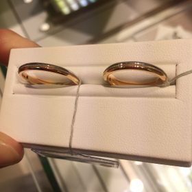 【Wish upon a star(ウィッシュアポンアスター)】の口コミ プラチナとゴールドのデザインでミル打ちがあるデザインを探していました。...