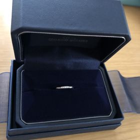 【銀座ダイヤモンドシライシの口コミ】 ダイヤモンドが5粒埋め込まれており、シンプルな中にも華やかなデザインが…