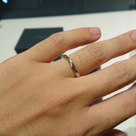 【銀座ダイヤモンドシライシの口コミ】 ずっと着けるものなので、太すぎると気になってくると思い、指輪の厚みに…