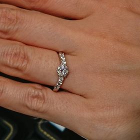 【GALA JEWELRY(ガラジュエリー)の口コミ】 V字が指が一番きれいに見えたので銀座や表参道で10店舗以上V字の指輪を探…