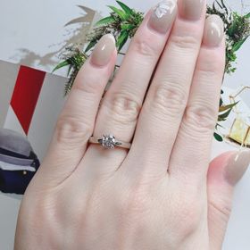 【銀座ダイヤモンドシライシの口コミ】 指輪のクオリティーとデザインに一目惚れしました。お姫様になれたような…