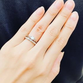 【ラザール ダイヤモンド(LAZARE DIAMOND)の口コミ】 メレダイヤの輝きも綺麗で華やかかつ上品なデザインが気にいりました。結…
