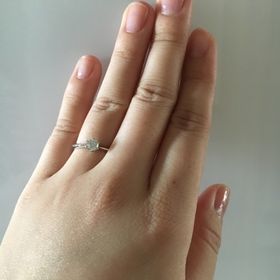 【アイプリモ(I-PRIMO)の口コミ】 婚約指輪なので、飾りすぎずシンプルで王道なデザインがいいなと思いこの…