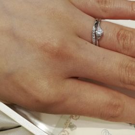 【1122 iifuufu bridal(いい夫婦ブライダル)の口コミ】 V字なので指が長く見えます。普段使いには細めのデザインがいいと思ってい…