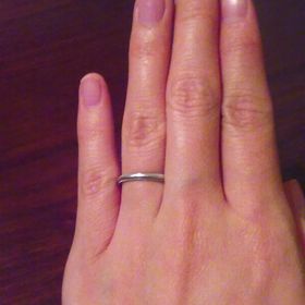 【ティファニー(Tiffany & Co.)の口コミ】 とてもシンプルですが、上下の縁に切り込みでデザインがされているので、…