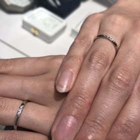 【ラザール ダイヤモンド(LAZARE DIAMOND)の口コミ】 婚約指輪と一緒に付けたかったので、
ダイヤ1石にするか3石にするかですご…