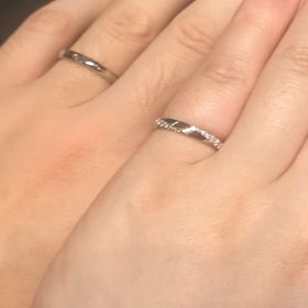 【ラザール ダイヤモンド(LAZARE DIAMOND)の口コミ】 ベッドフォードのエッジの効いたひねりとあえてサイドにダイヤを置くセン…