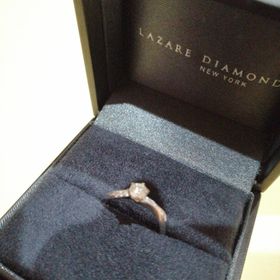 【ラザール ダイヤモンド(LAZARE DIAMOND)の口コミ】 結婚指輪とセットで付けても違和感のないもの考えていたため、結婚指輪と…