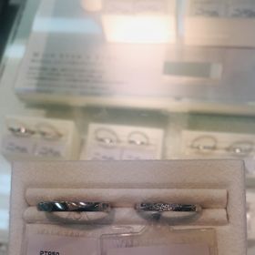 【festaria bijou SOPHIA(フェスタリア ビジュソフィア)の口コミ】 プラチナ950の結婚指輪です。
男性用のデザイン性がある指輪を探していま…