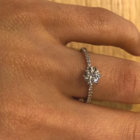 【Galopine & Galopin(ガロピーネガロパン)の口コミ】 真っ直ぐなラインが道を表したデザインで華奢でありながら華やかさもある…