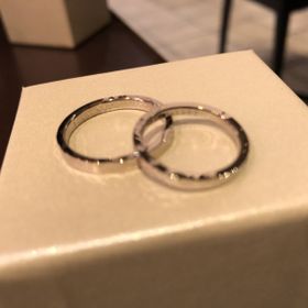【指輪工房 ケルヒ  KELLCHの口コミ】 鎚目の入ったホワイトゴールドの指輪です。
男性、女性で幅が異なります。…