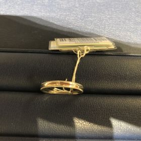 【銀座ダイヤモンドシライシの口コミ】 ストレートリングにミル打ち加工が施されていて、シンプルすぎず、オシャ…