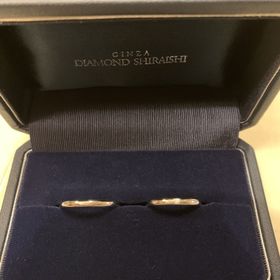 【銀座ダイヤモンドシライシの口コミ】 シンプルなもので探していて、指が細く見える太さのものを選びました。
何…