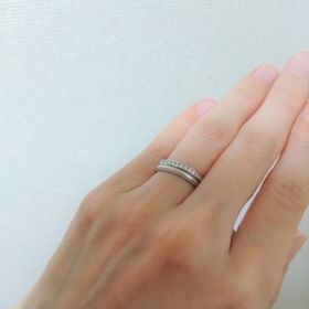 【ティファニー(Tiffany & Co.)の口コミ】 結婚指輪と重ねづけできるエタニティリングを探していました。
ほぼつけっ…