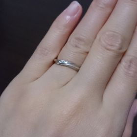 【銀座ダイヤモンドシライシの口コミ】 ミル打ちの繊細なデザインに一目惚れしました。
ダイヤモンドがさりげなく…