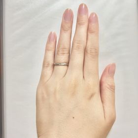 【銀座ダイヤモンドシライシの口コミ】 メレダイヤがあしらわれており、主張しすぎないけれども控えめにキラキラ…