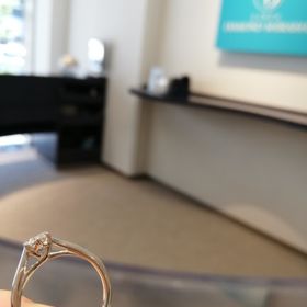【銀座ダイヤモンドシライシの口コミ】 細身のリングに、クロスのデザインという指輪のデザインそのものに一目惚…